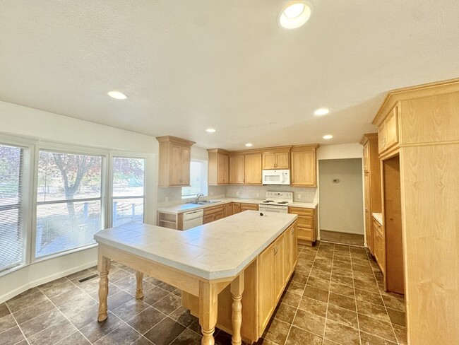 Building Photo - Quiet 3/2 with bonus room in El Dorado Hil...