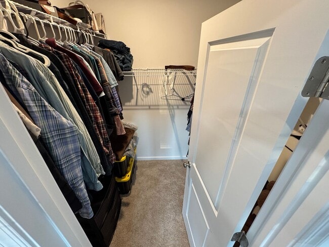 Building Photo - Modern 4 Bed 3.5 Bath Interior Townhome In...