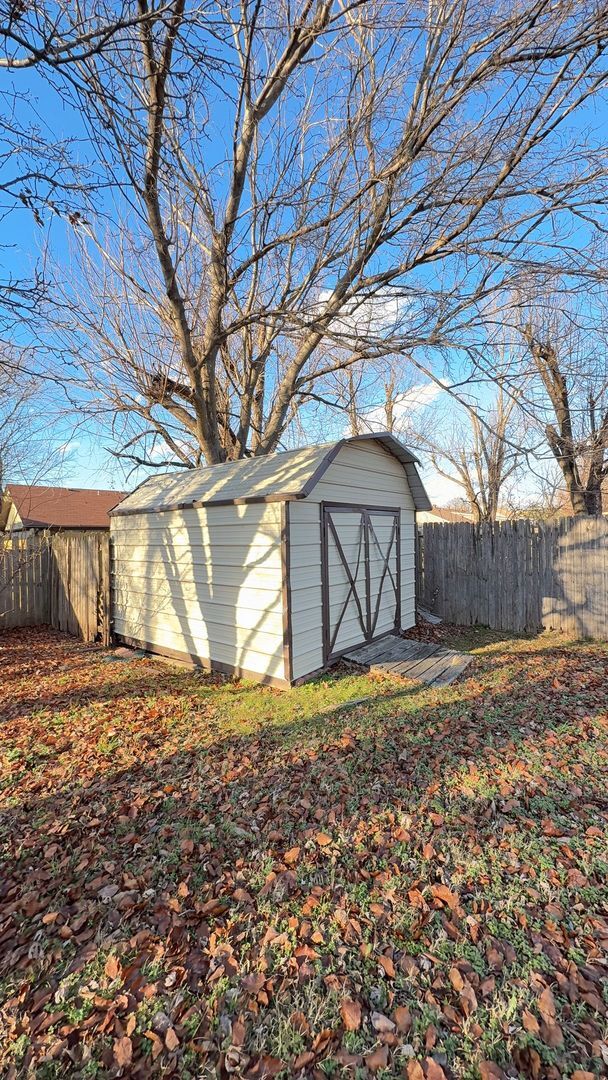 Building Photo - Welcome to this newly remodeled gem located in the heart of Tulsa!