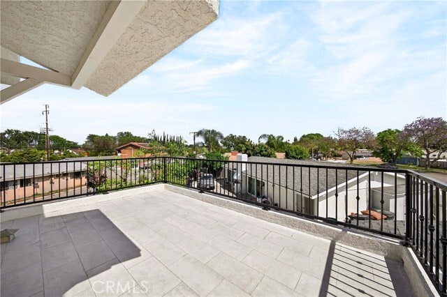 Building Photo - 525 W Woodcrest Ave