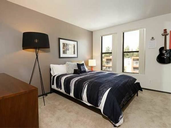 Building Photo - 10925 Bluffside Dr