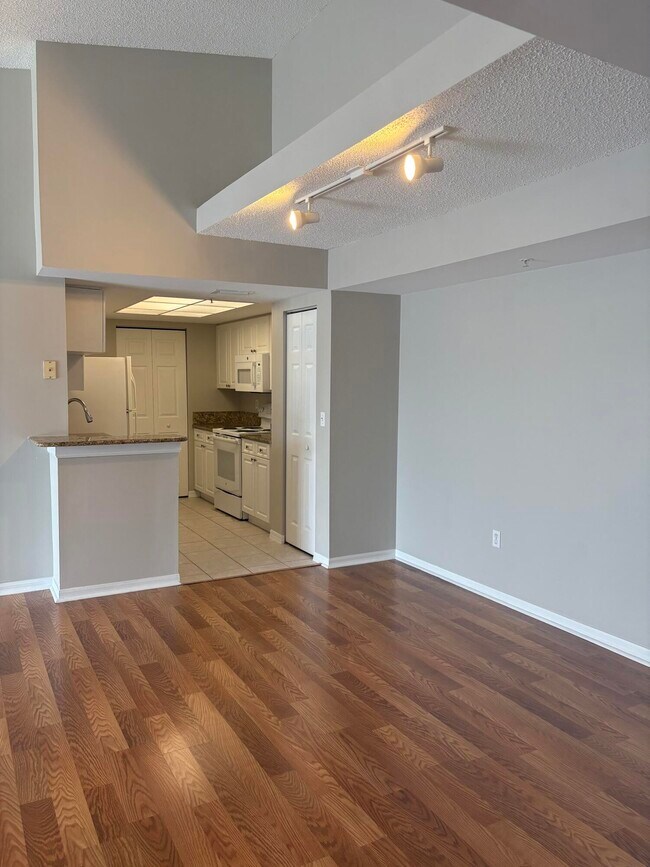 Building Photo - 900 Crestwood Ct S