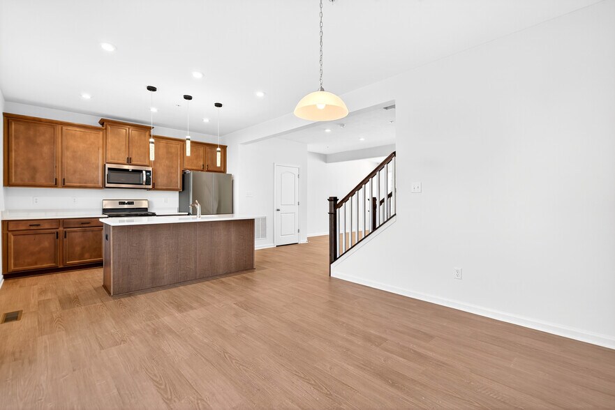 Building Photo - 600 Dana Dr