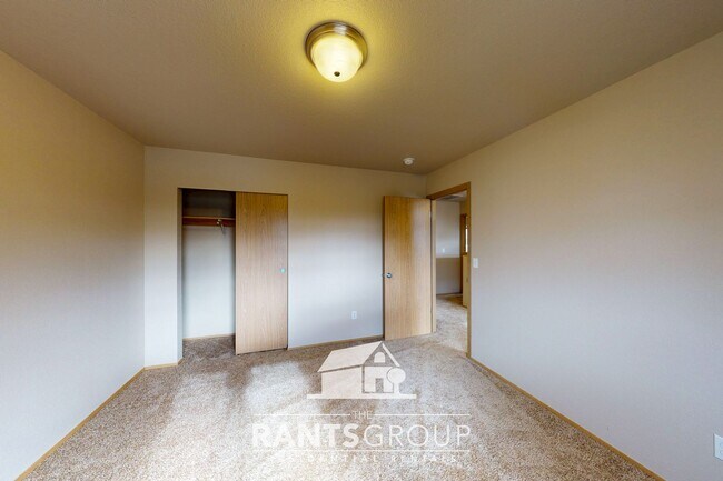 Building Photo - Great Location! Easy JBLM Commute!
