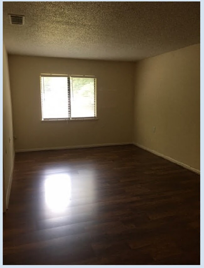 Building Photo - 2 BEDROOM/ 2 BATH APARTMENT