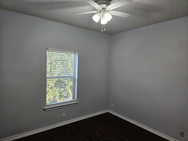 Building Photo - 2414 Longview St