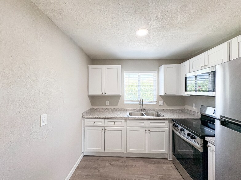 Building Photo - 1110 E Highland Ave