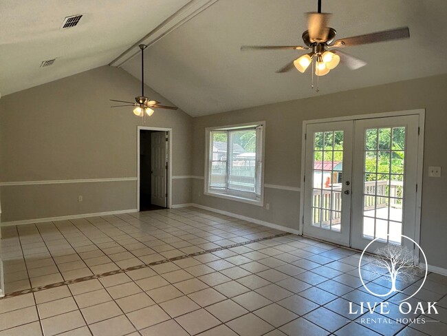 Building Photo - MOVE IN SPECIAL: $500 OFF 1ST MONTH'S RENT!**