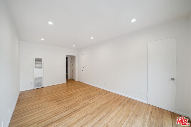 Building Photo - 710 Westmount Dr