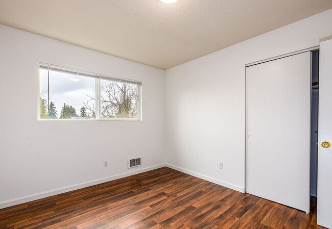 Building Photo - Dog Friendly! Mid-Century Modern with Condo finishes