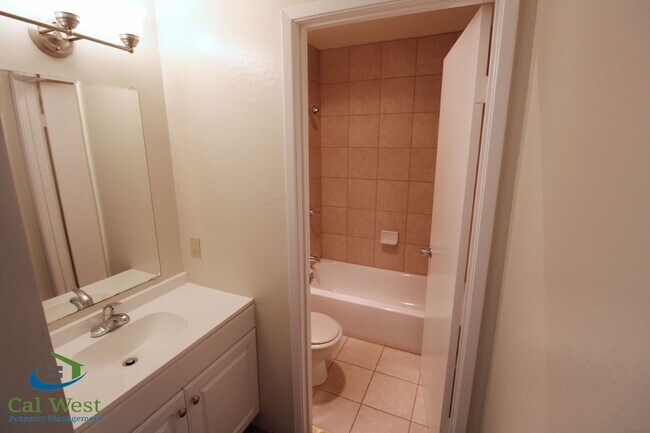Building Photo - $2595 - 2 Bedroom, 2 Bath Upstairs Condo i...