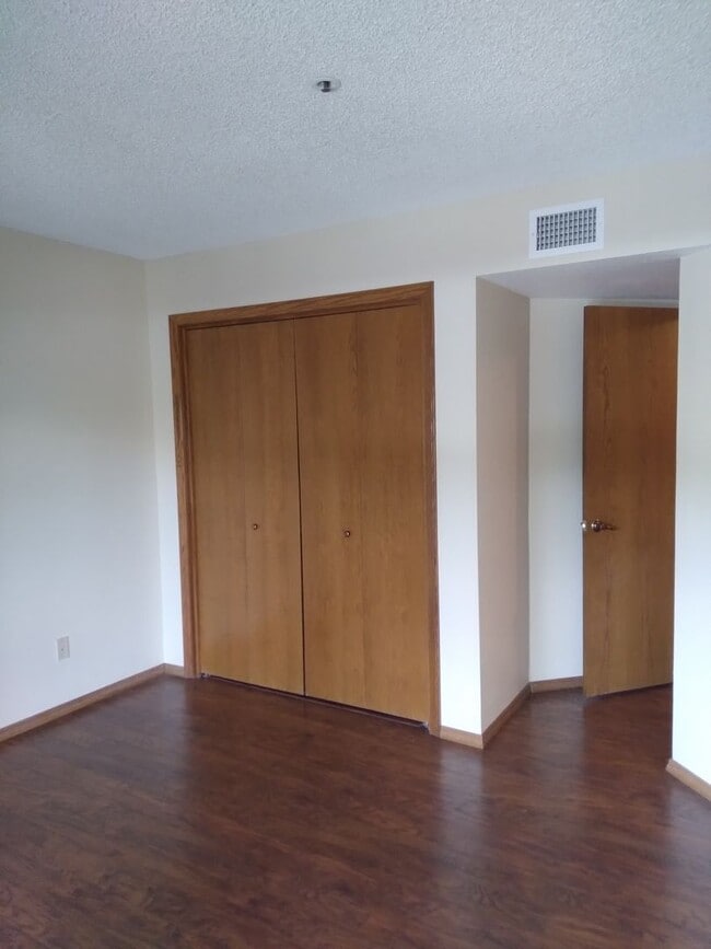 Building Photo - 3 bed / 2 bath Condo Available