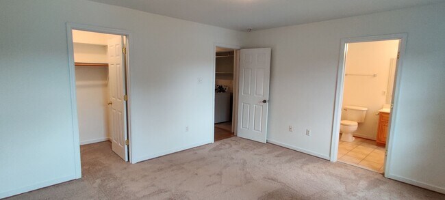 Building Photo - 3 bedroom home with covered porch and rear...
