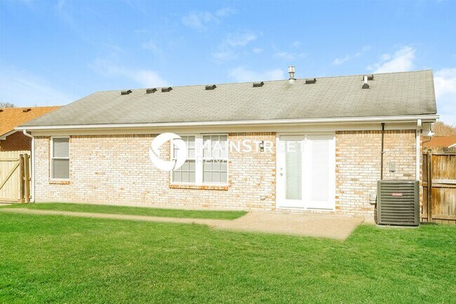 Building Photo - 3 Bedroom Pet-Friendly Home in Louisville, KY with Main Street Renewal