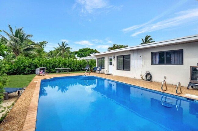 Building Photo - 3550 NE 4th Ave