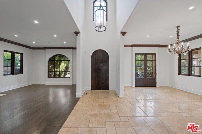 Building Photo - 305 N Palm Dr