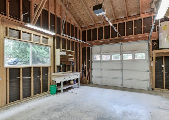Building Photo - Charming 1 Bedroom Cottage with Attached Garage