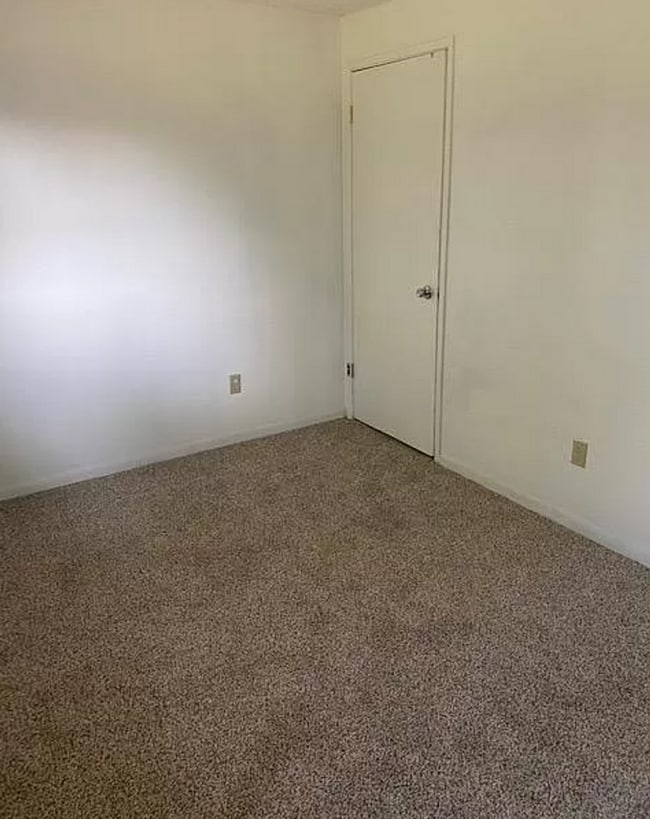 Building Photo - Updated 4 Bedroom 2 Bath PET FRIENDLY