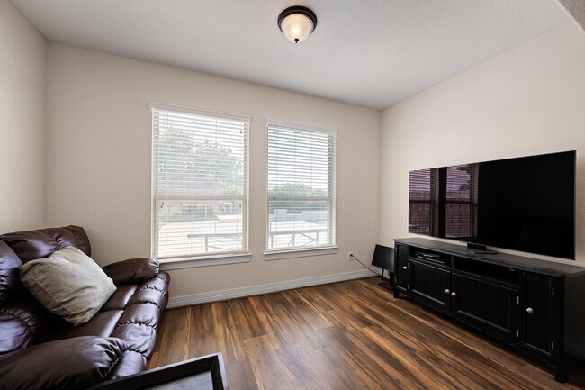 Building Photo - 4627 Miramar Dr