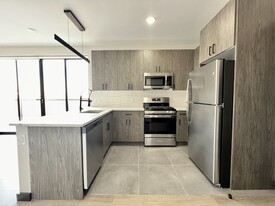 Building Photo - 100 Sackett St