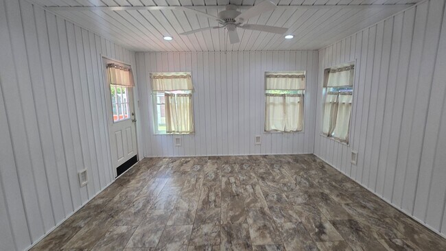 Building Photo - 650 E Raynor Dr
