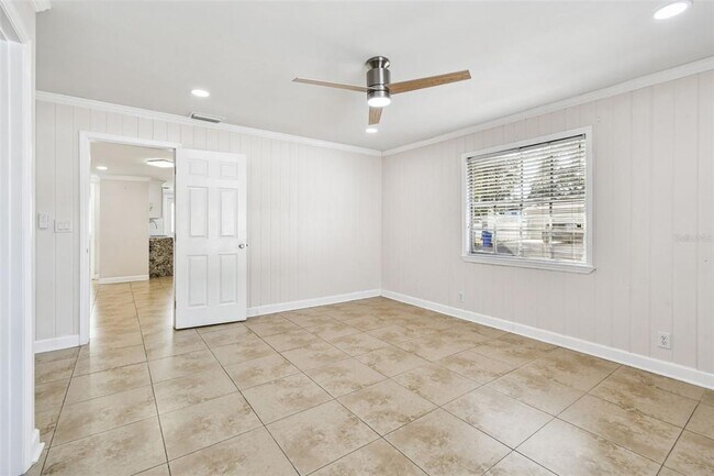 Building Photo - 6817 N Sterling Ave