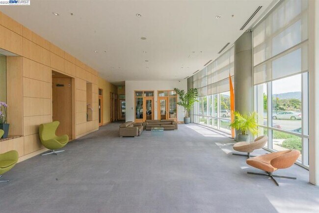 Building Photo - Penthouse loft with a private rooftop patio