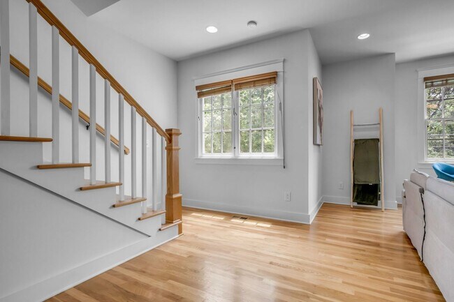 Building Photo - 3-bedroom, 2.5-bath rental home located in Nashville’s vibrant, 12 South!