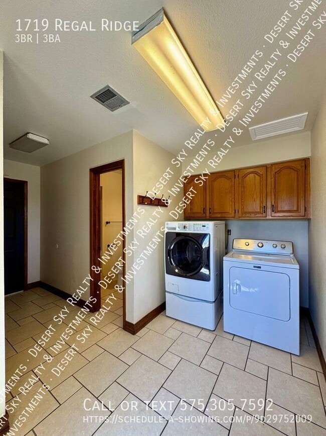 Building Photo - 1719 Regal Ridge St