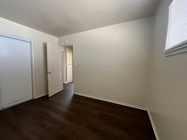 Building Photo - 770