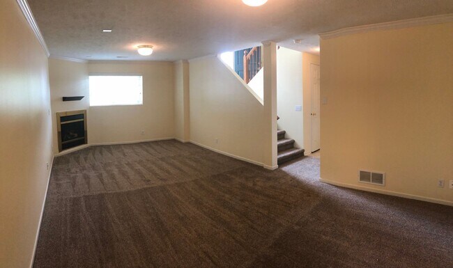 Building Photo - Great Home For Rent in Bellevue!