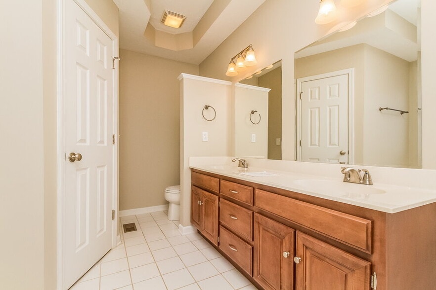 Building Photo - 304 Acorn Ct