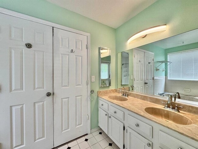 Building Photo - 5333 Casa Nueva Dr