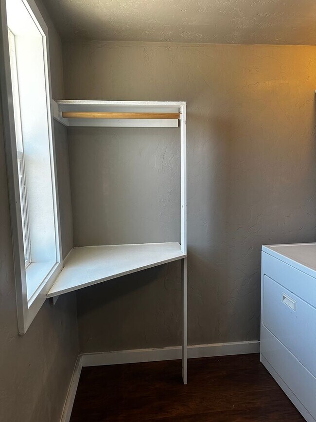 Building Photo - Great INKOM Property. One Bedroom One Bathroom