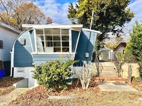 Building Photo - Renovated Two Bedroom Apartment