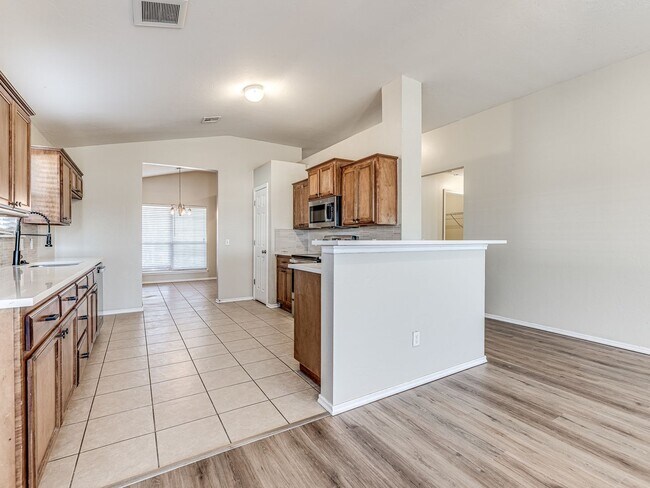 Building Photo - Updated home in Edmond + 3 bed + 2 bath