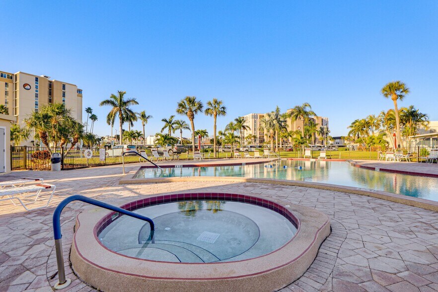 Building Photo - 7930 Sun Island Dr S