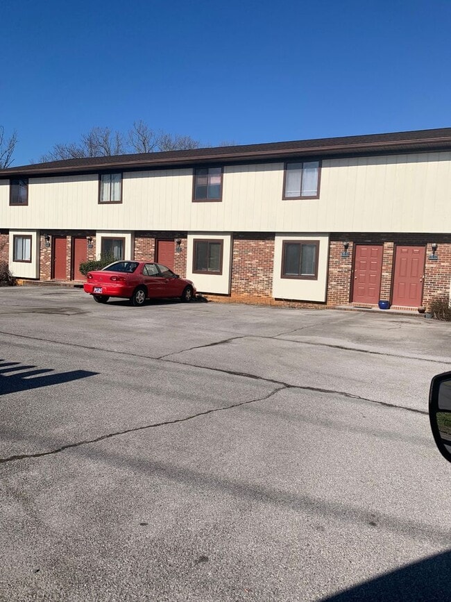 Building Photo - 2 Bedrooms 1.5 baths Townhouse, Kingsport TN