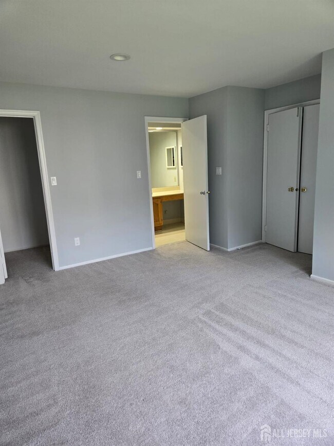 Building Photo - 127 Wellington Ct