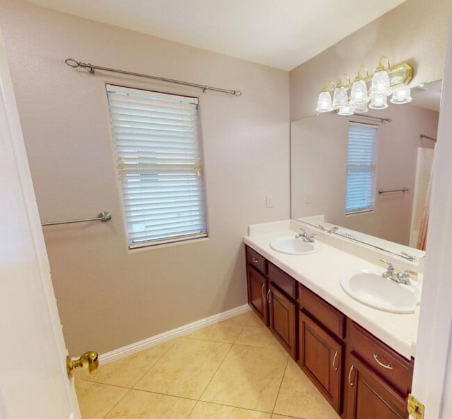 Building Photo - 2638 E Skyview Ave