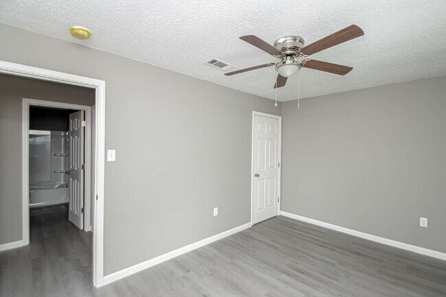 Building Photo - For Rent: Spacious Studio with 2 Baths in ...