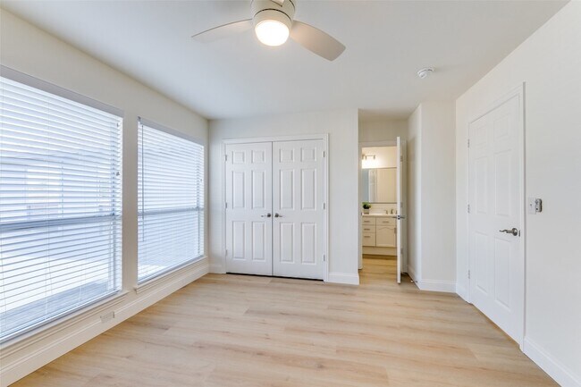 Building Photo - 1620 Greenway Dr