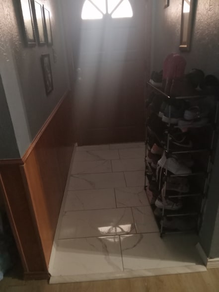 Building Photo - 703 E 10th St