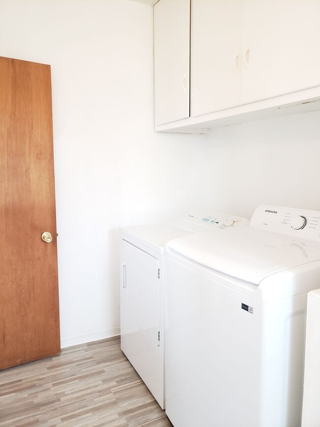 Building Photo - Cozy 1 bed, 1 bath house! Centrally located with washer & dryer!