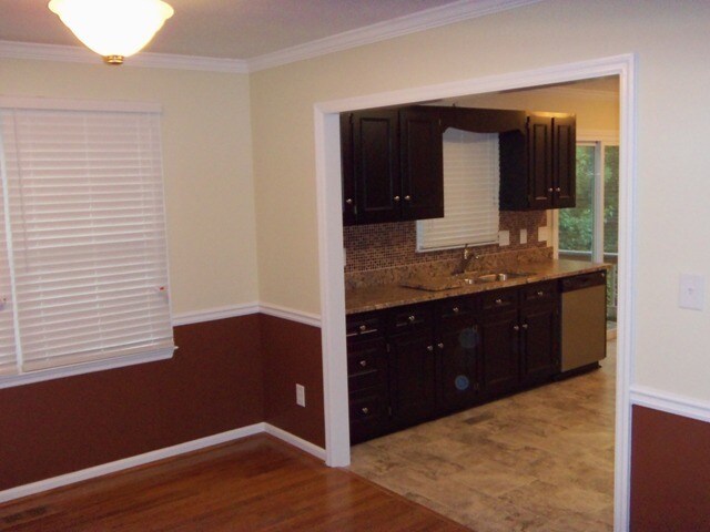 Building Photo - **AVA. 10/1, Possibly Sooner!** 3BR/2BA We...