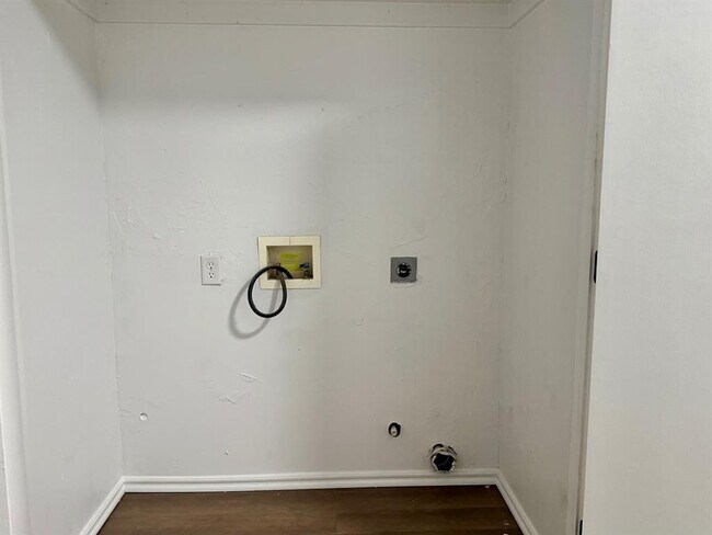 Building Photo - 223 W 6th St