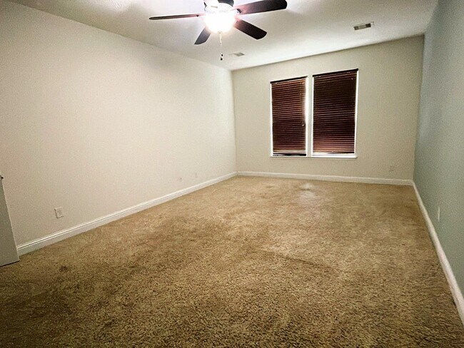 Building Photo - 16014 Peach Bluff Ln