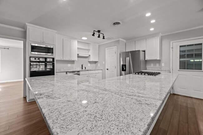 Building Photo - 105 3rd St