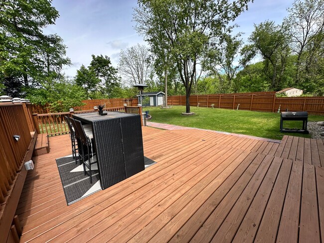 Building Photo - 3 bedroom, 2 Full Bathroom Single Family H...