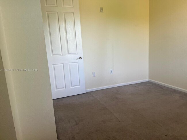 Building Photo - 3500 Oaks Clubhouse Dr